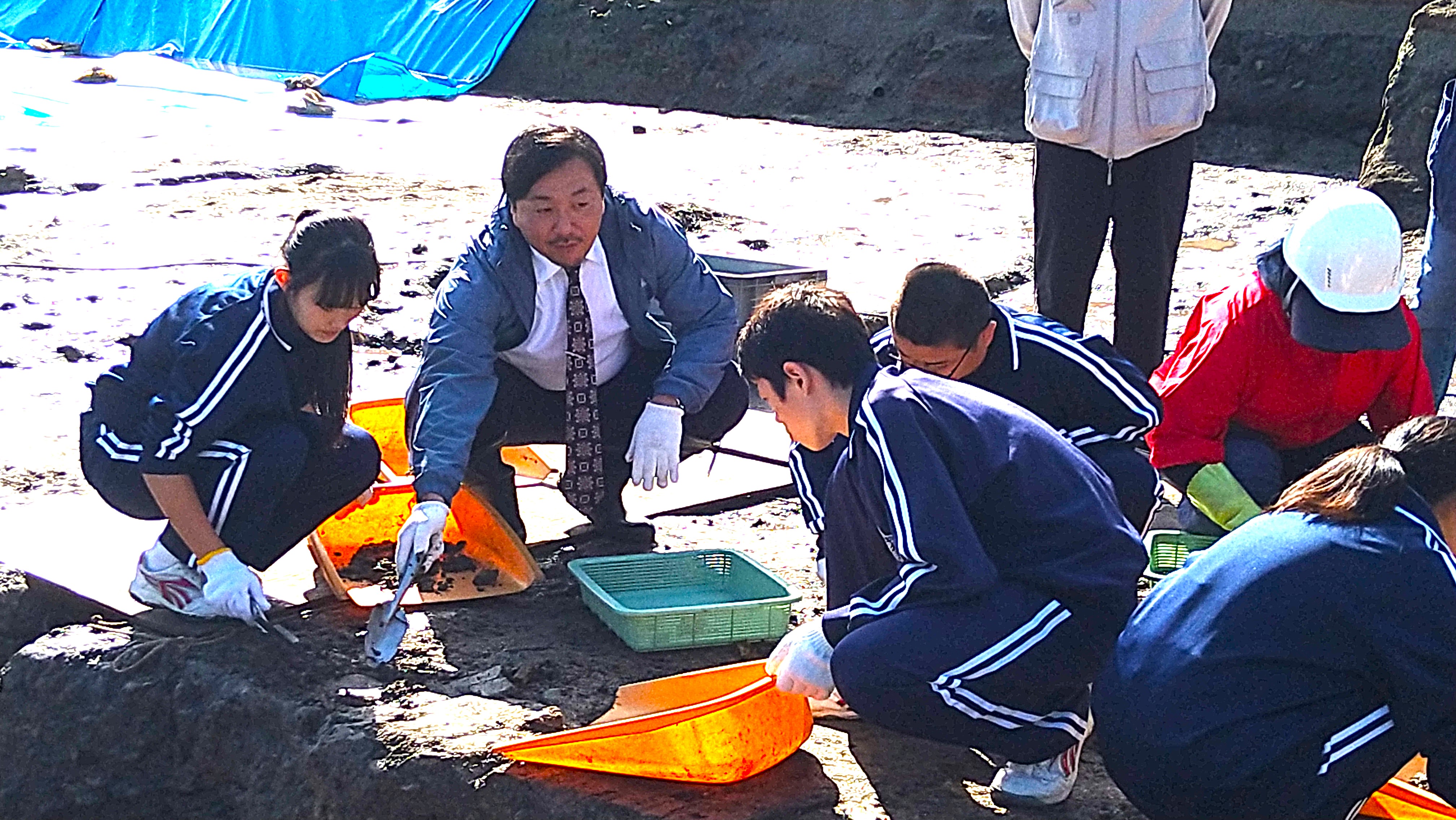 発掘調査（逆光調整）.JPG